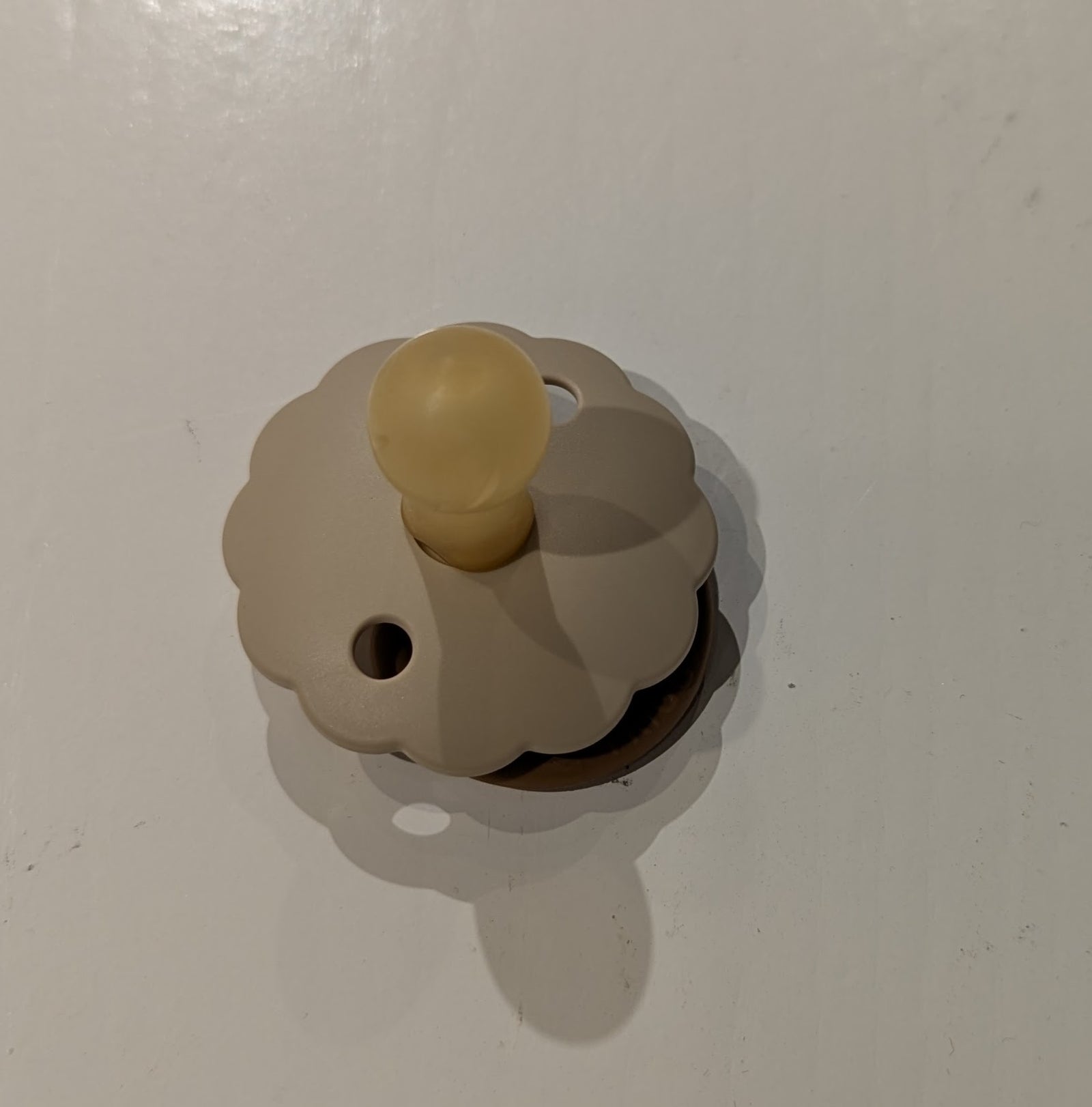 FRIGG Natural Rubber Cinnamon Charm Pacifier (Individual) - 0-6mths